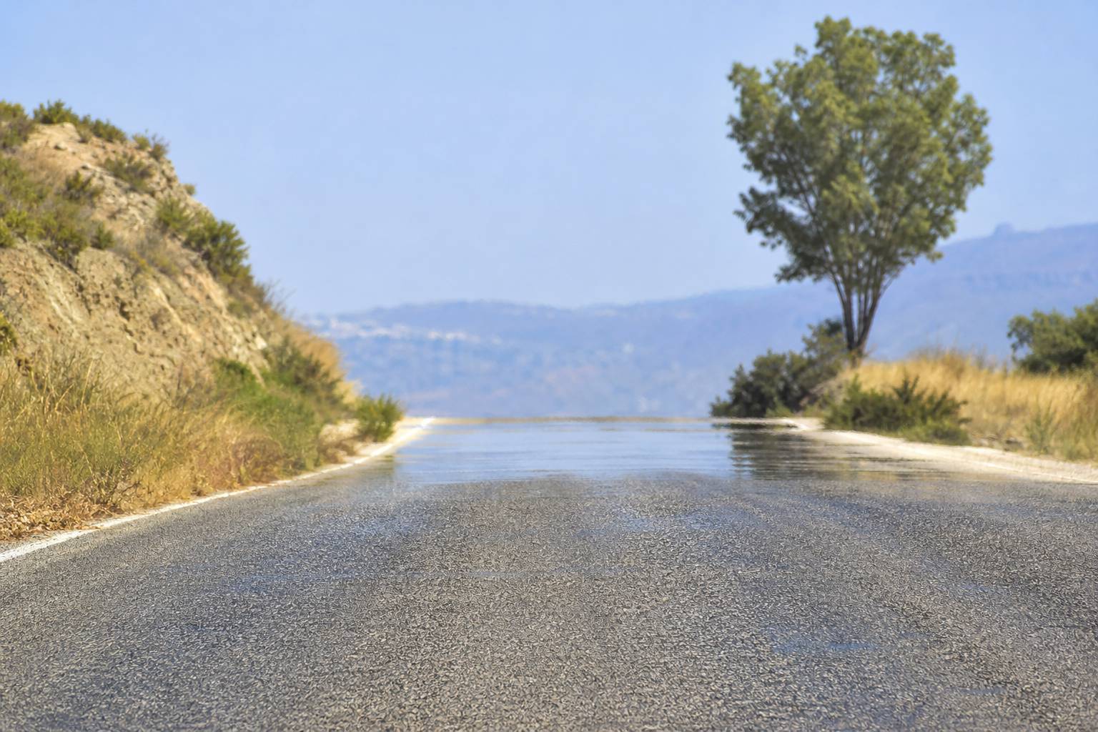 Cómo se forman los espejismos en carretera