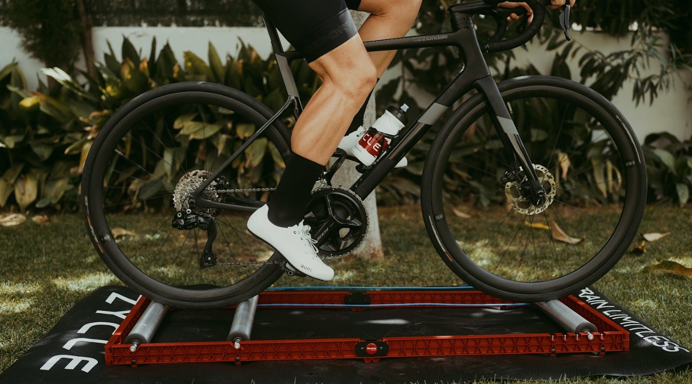 Cómo funciona un rodillo para bicicleta y qué tipos existen para entrenar sin salir de casa